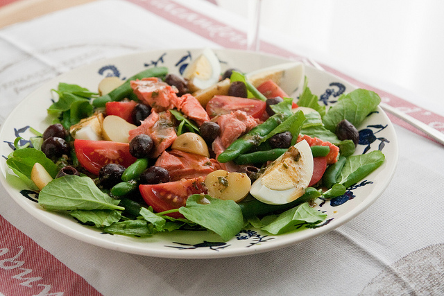 Rachel Ray's salmon niçoise